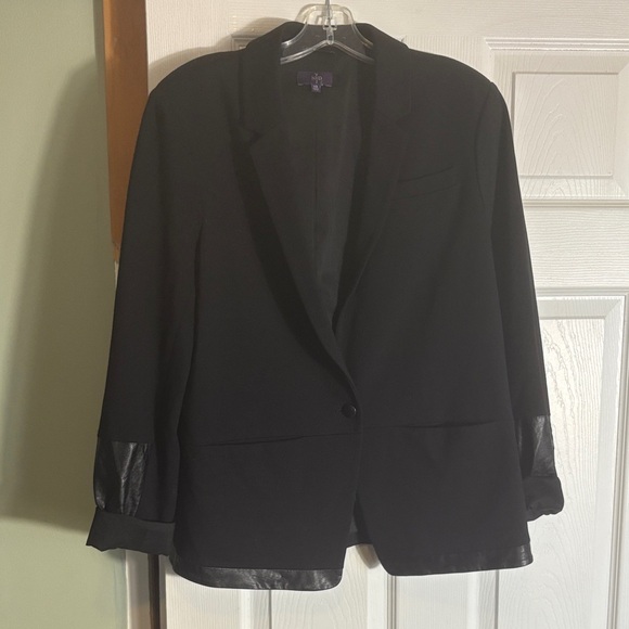 Elegant Black Blazer with Leather Details - Picture 1 of 10